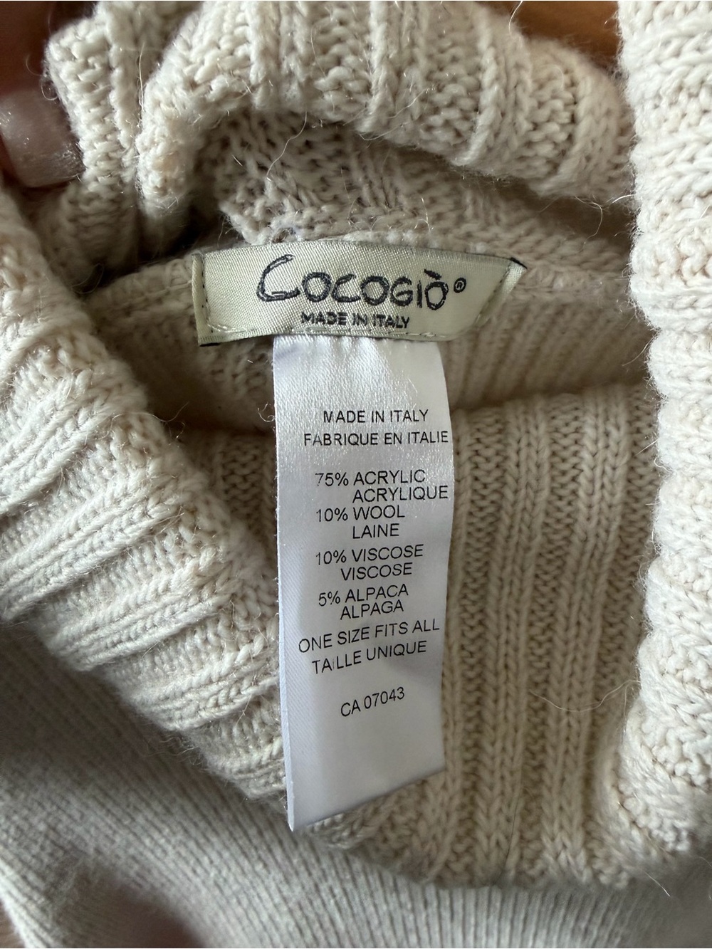 Cocogio Made in Italy Cream Turtleneck Fringe Poncho
Sweater Wool/Alpaca Blend - Picture 4 of 6